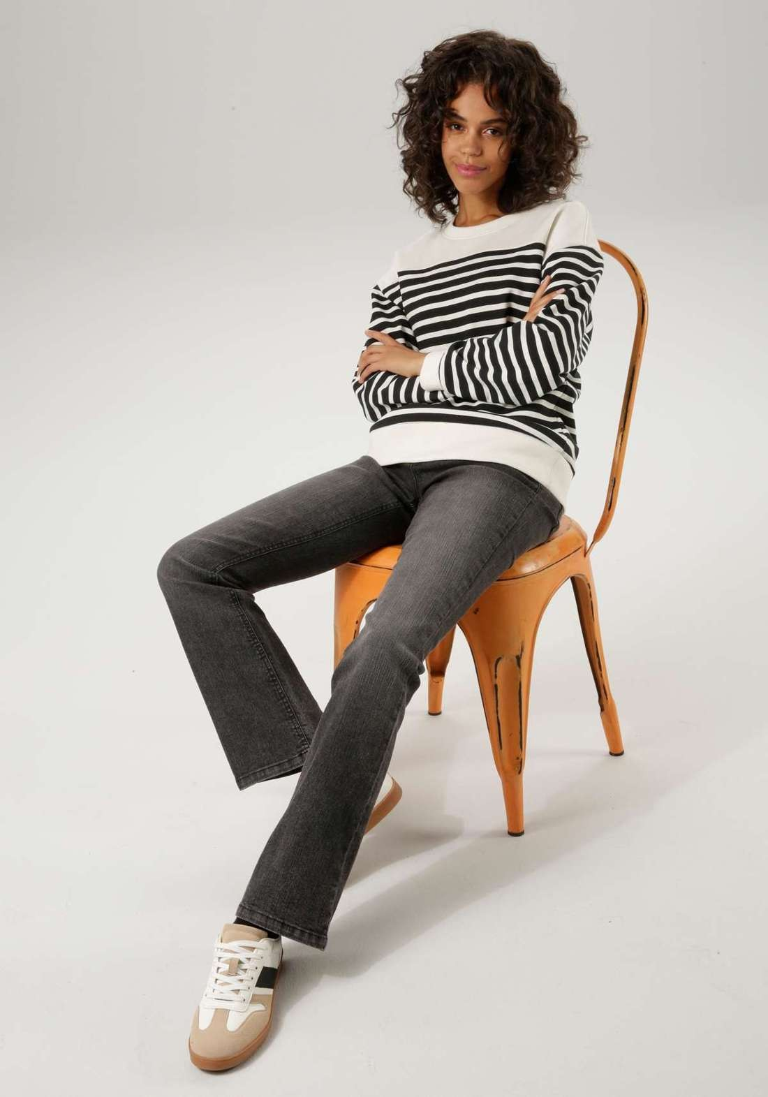 Aniston | Dames | Bootcut FLared Jeans | Black washed | Knoopsluiting